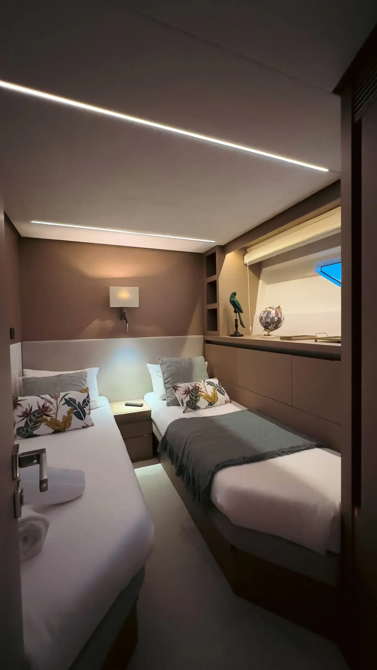 Prestige 680, main deck — Mallorca Yachts for Rent, Mallorca