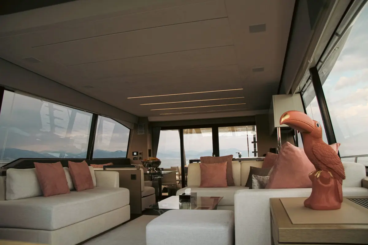 Prestige 680, salon — Mallorca Yachts for Rent, Mallorca
