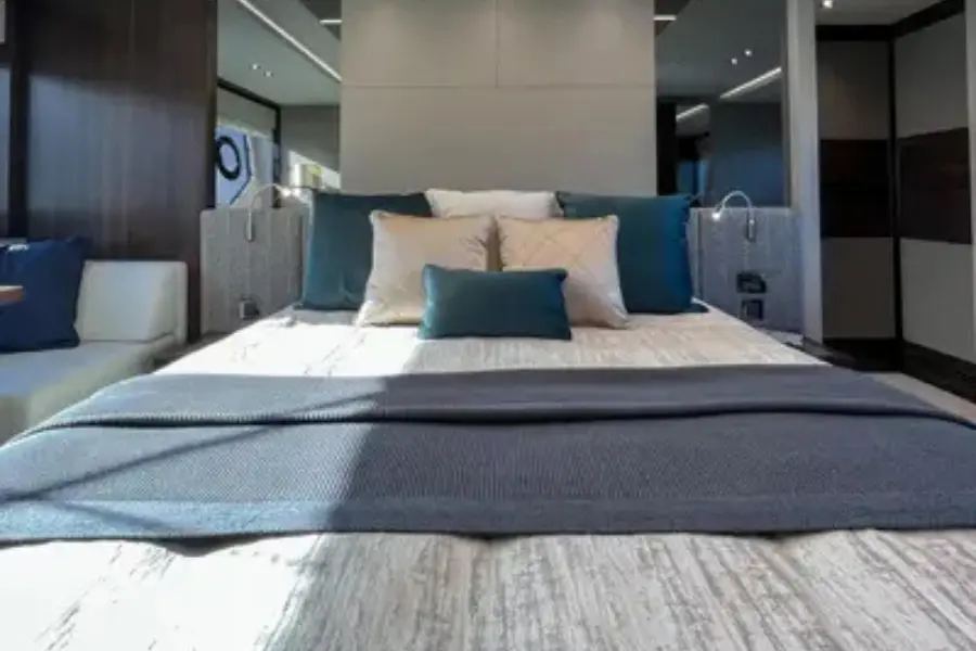 Sunseeker 76, master cabin — Mallorca Yachts for Rent, Mallorca